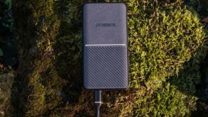 סקירה: מטען נייד של Otterbox בקיבולת ענקית של 20000mAh תומך בטעינה כפולה מהירה 
