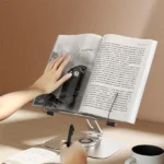 מעמד עץ לספר למחשב או לטאבלט עם מבנה אלומיניום מתכוונן ומסתובב ובסיס כסוף R02