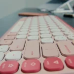 סט מקלדת ועכבר אלחוטיים Logitech POP ICON Combo לילך | עיצוב מיוחד, שקט ומותאם אישית