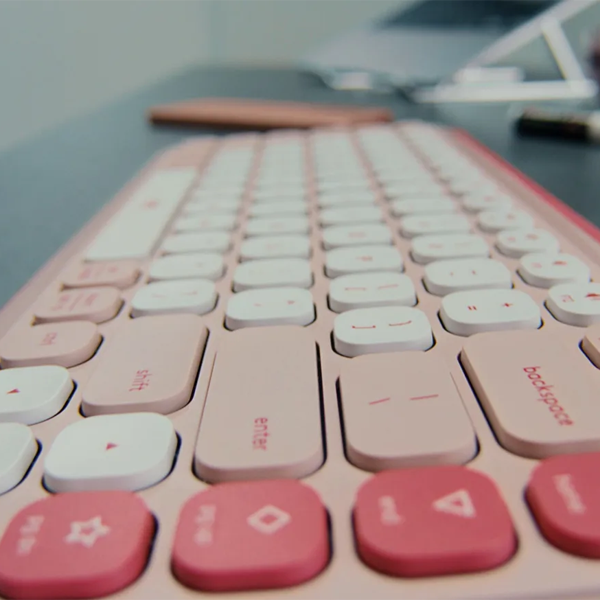 סט מקלדת ועכבר אלחוטיים Logitech POP ICON Combo לילך | עיצוב מיוחד, שקט ומותאם אישית